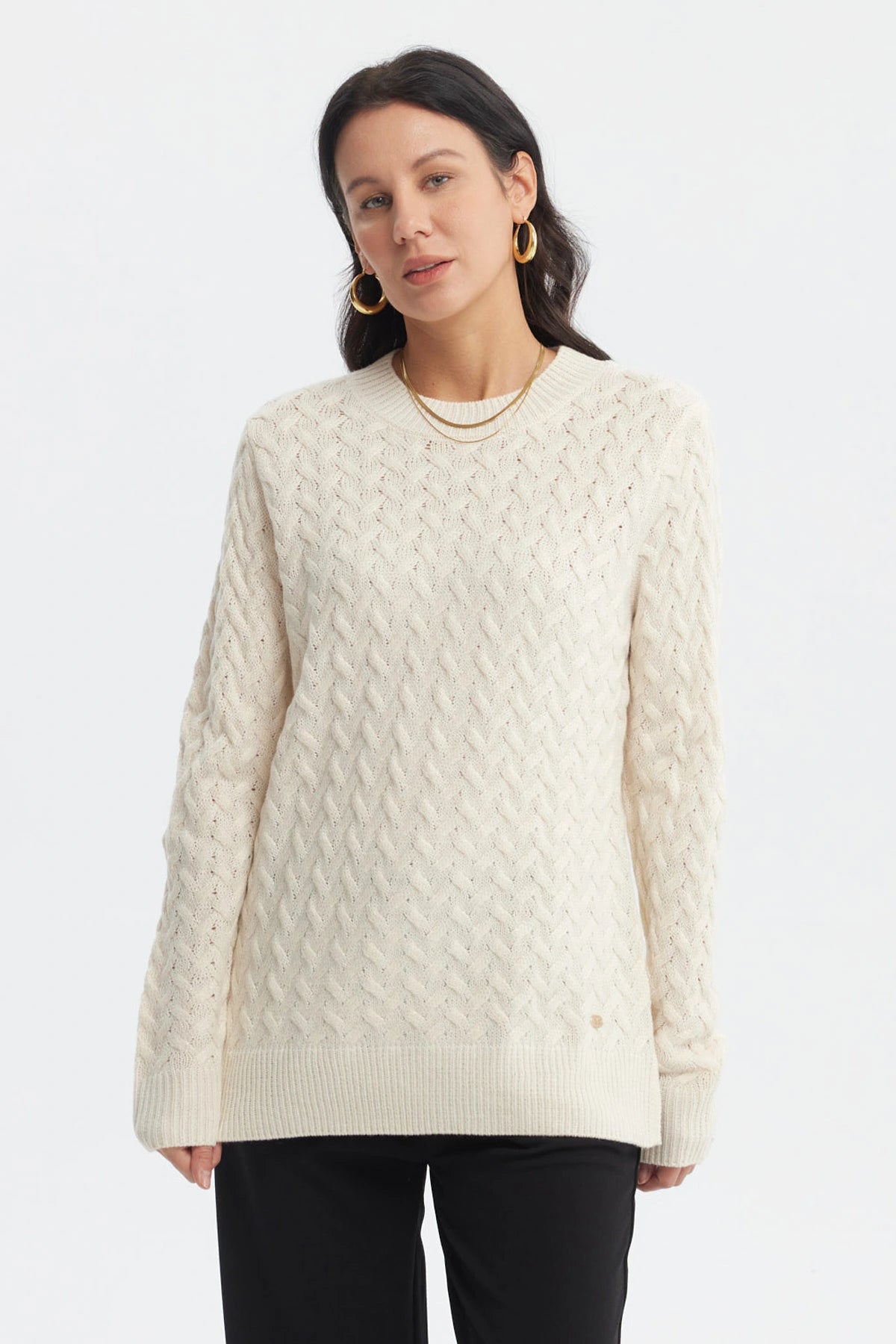 Sweater mujer crudo calado con patrón de trenzas tejido a lo largo sin estampa visible diseño elegante y acogedor