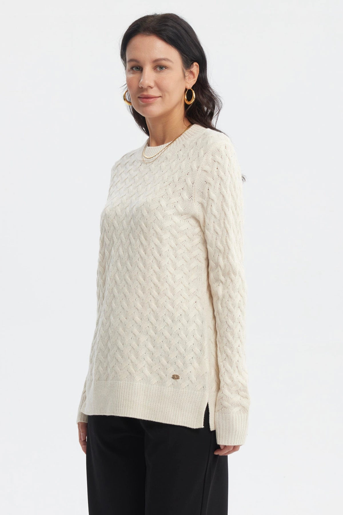 Sweater mujer crudo calado con patrón de trenzas tejido a lo largo sin estampa visible diseño elegante y acogedor