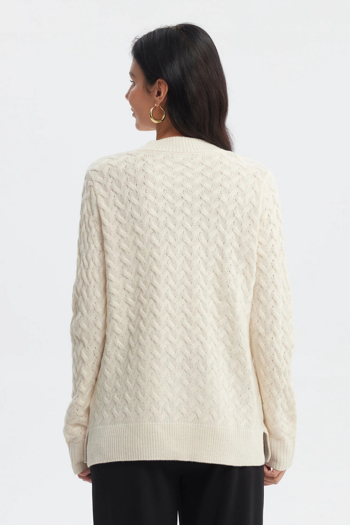 Sweater mujer crudo calado con patrón de trenzas tejido a lo largo sin estampa visible diseño elegante y acogedor