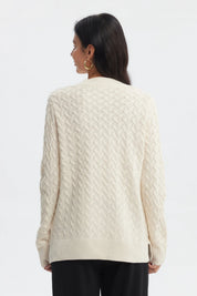 Sweater mujer crudo calado con patrón de trenzas tejido a lo largo sin estampa visible diseño elegante y acogedor