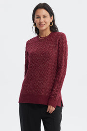 Sweater rojo mujer calado con patrón tejido diseño de rombos sin estampa visible ajuste cómodo y cálido