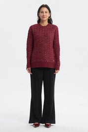 Sweater rojo mujer calado con patrón tejido diseño de rombos sin estampa visible ajuste cómodo y cálido