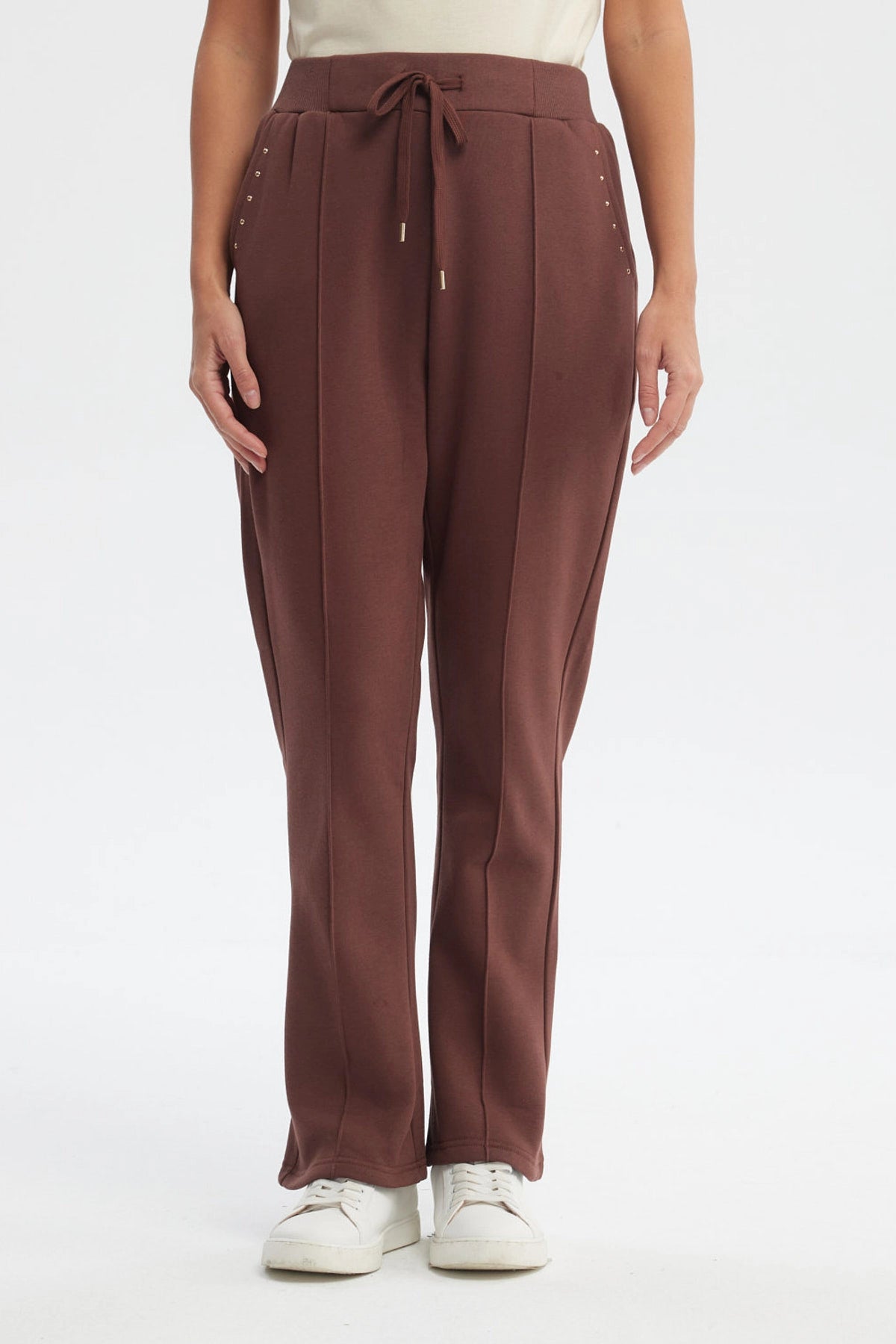 Pantalón buzo mujer flare café con cintura ajustable y detalles de tachas doradas en los bolsillos laterales