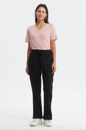 Pantalón buzo flare negro para mujer con cintura elástica y detalle de ojales metálicos en los bolsillos prenda lisa
