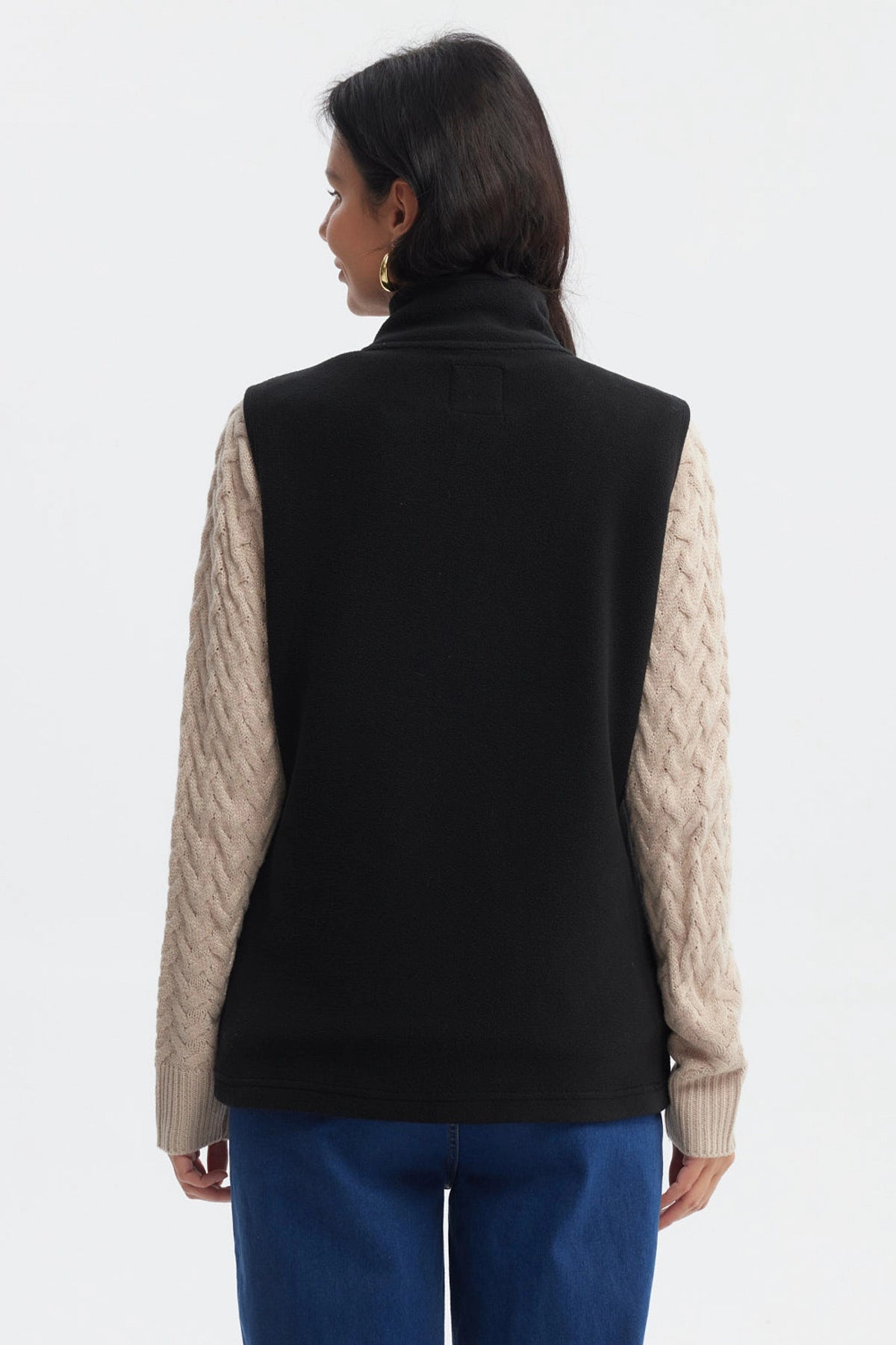 Chaleco polar negro mujer sin estampa cierre frontal y cuello alto ideal para abrigarse en días fríos