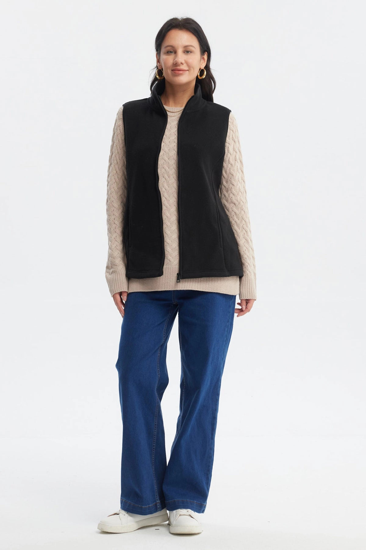 Chaleco polar negro mujer sin estampa cierre frontal y cuello alto ideal para abrigarse en días fríos