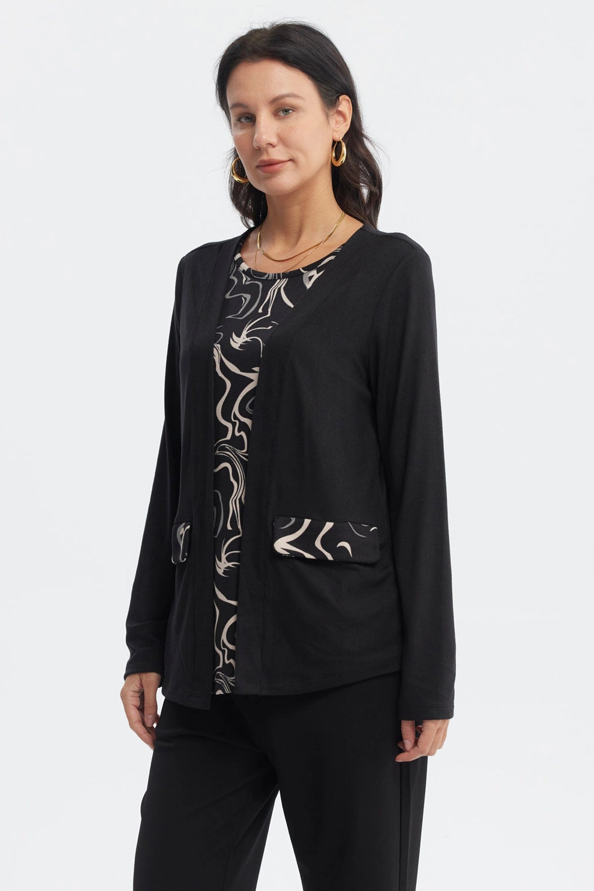 Sweater mujer negro cuello redondo diseño abstracto blanco y negro en la parte delantera estilo casual