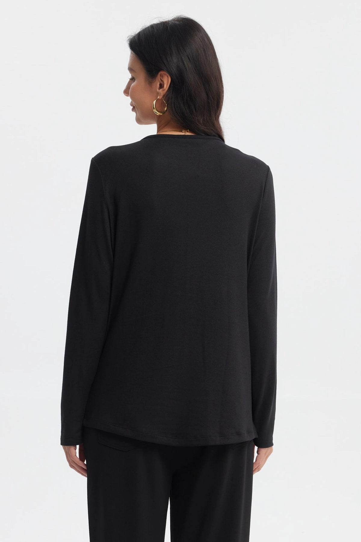 Sweater mujer negro cuello redondo diseño abstracto blanco y negro en la parte delantera estilo casual