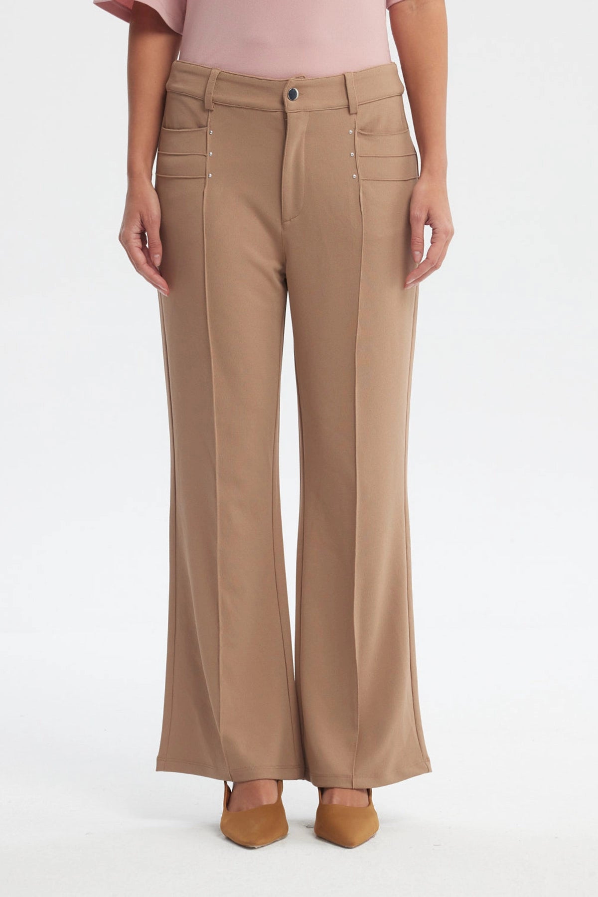 Pantalón mujer liso largo café claro con bolsillos decorativos pequeños en la cintura