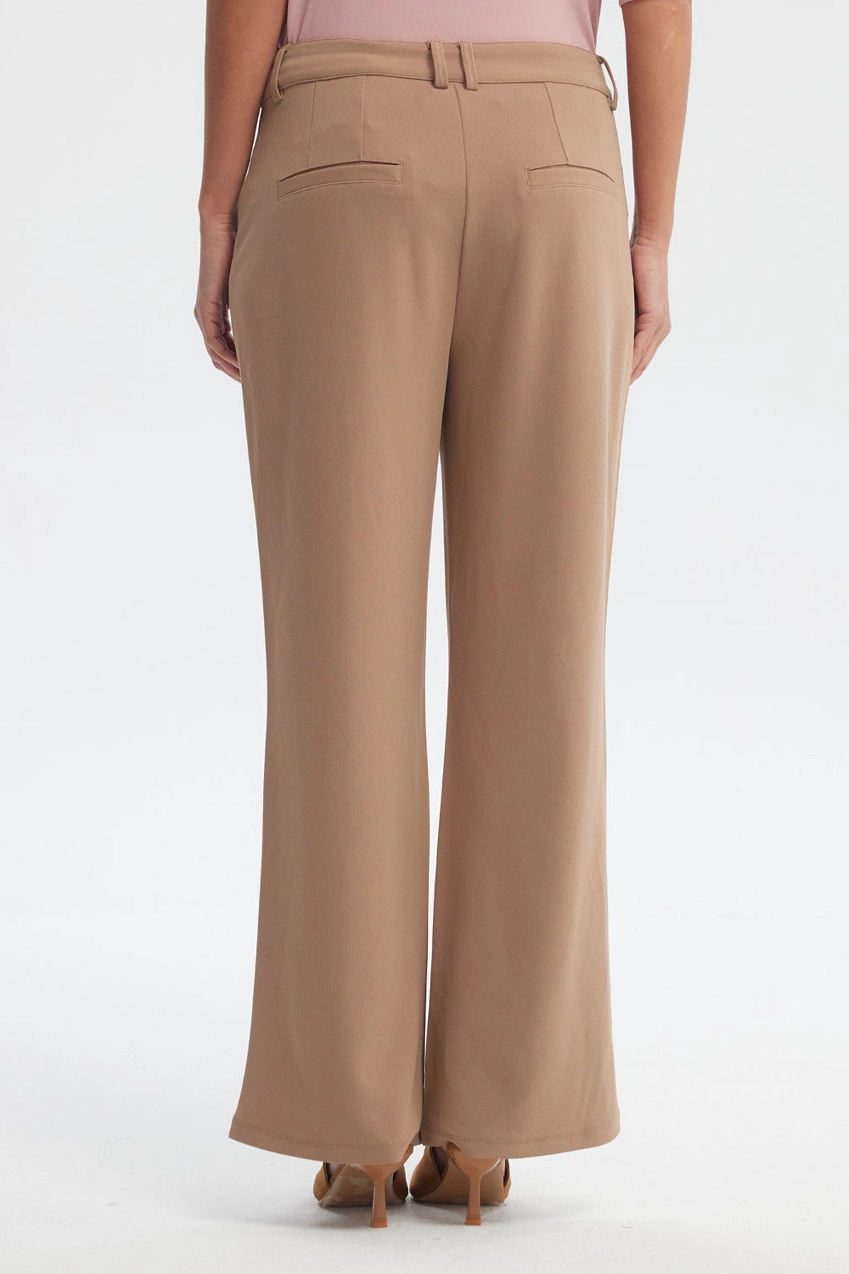 Pantalón mujer liso largo café claro con bolsillos decorativos pequeños en la cintura