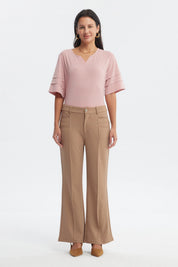 Pantalón mujer liso largo café claro con bolsillos decorativos pequeños en la cintura