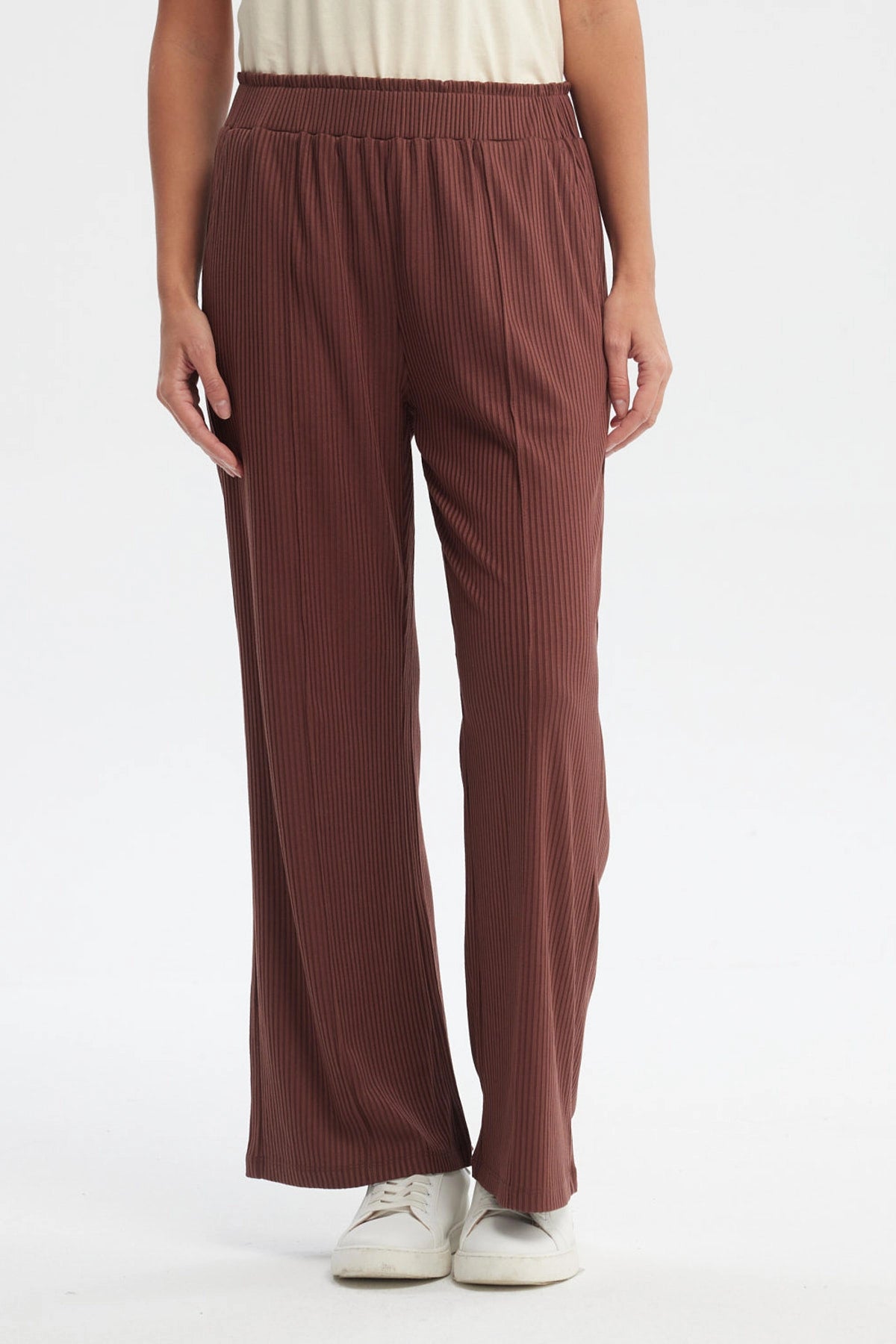 Pantalón buzo mujer café con costura delantera y textura acanalada lisa estilo casual relajado