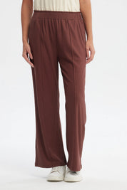 Pantalón buzo mujer café con costura delantera y textura acanalada lisa estilo casual relajado