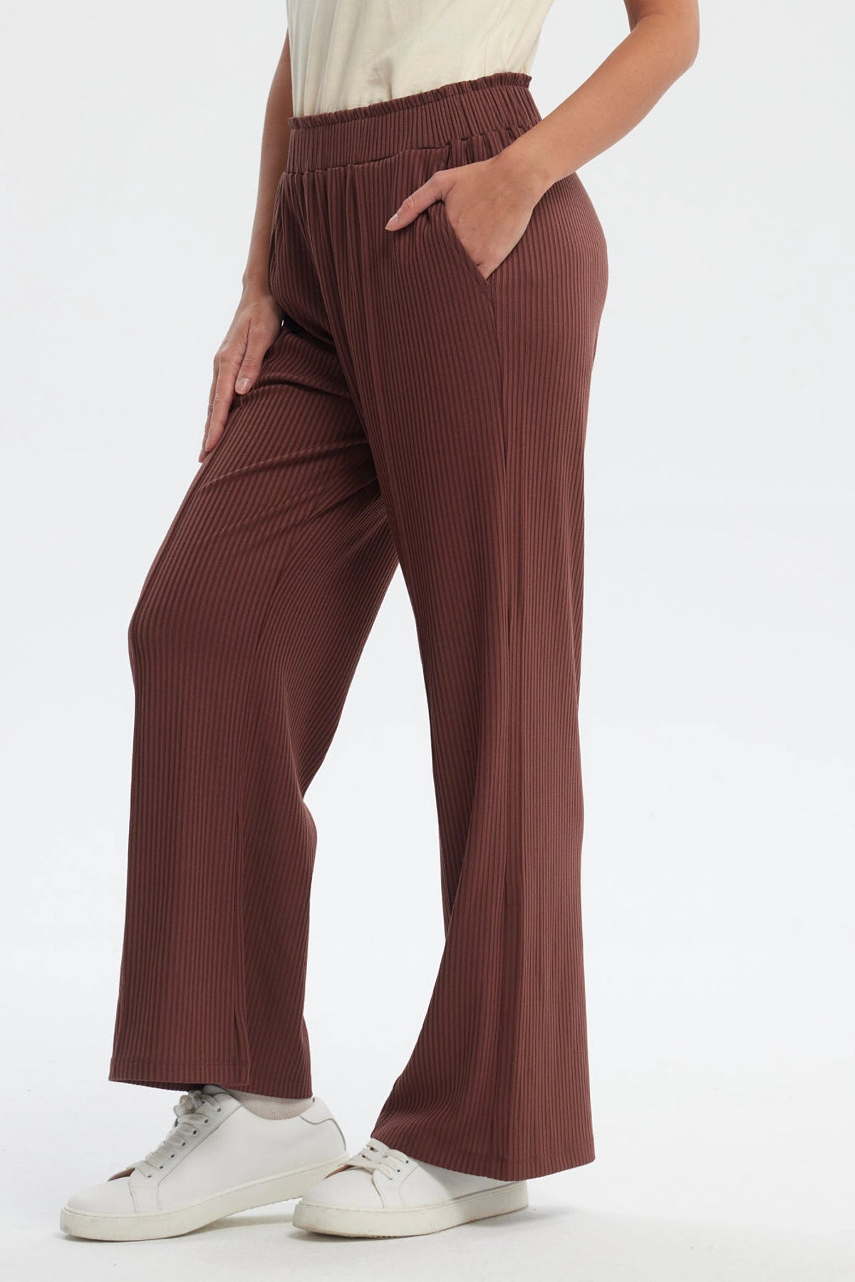 Pantalón buzo mujer café con costura delantera y textura acanalada lisa estilo casual relajado