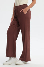 Pantalón buzo mujer café con costura delantera y textura acanalada lisa estilo casual relajado