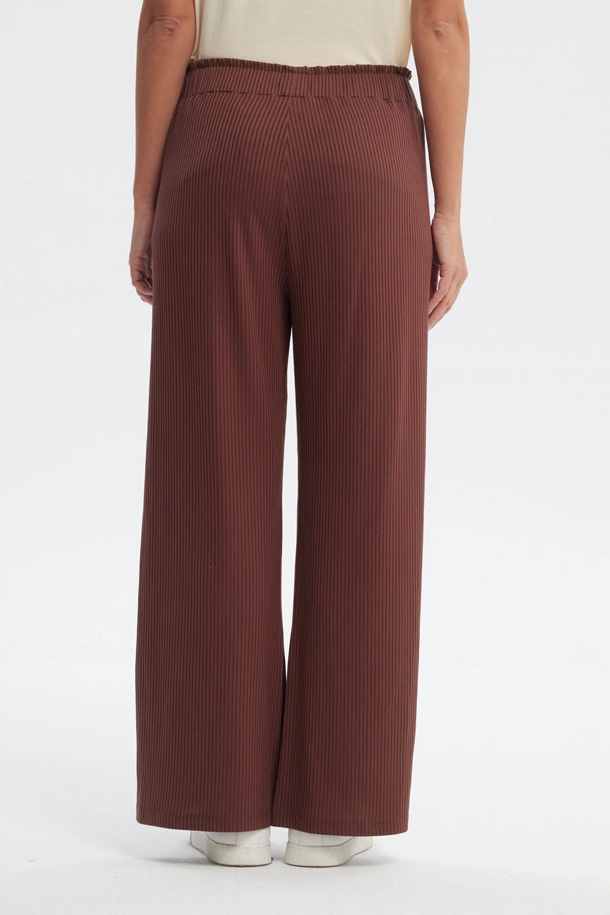 Pantalón buzo mujer café con costura delantera y textura acanalada lisa estilo casual relajado
