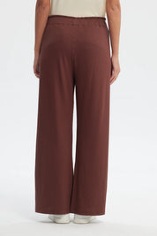 Pantalón buzo mujer café con costura delantera y textura acanalada lisa estilo casual relajado