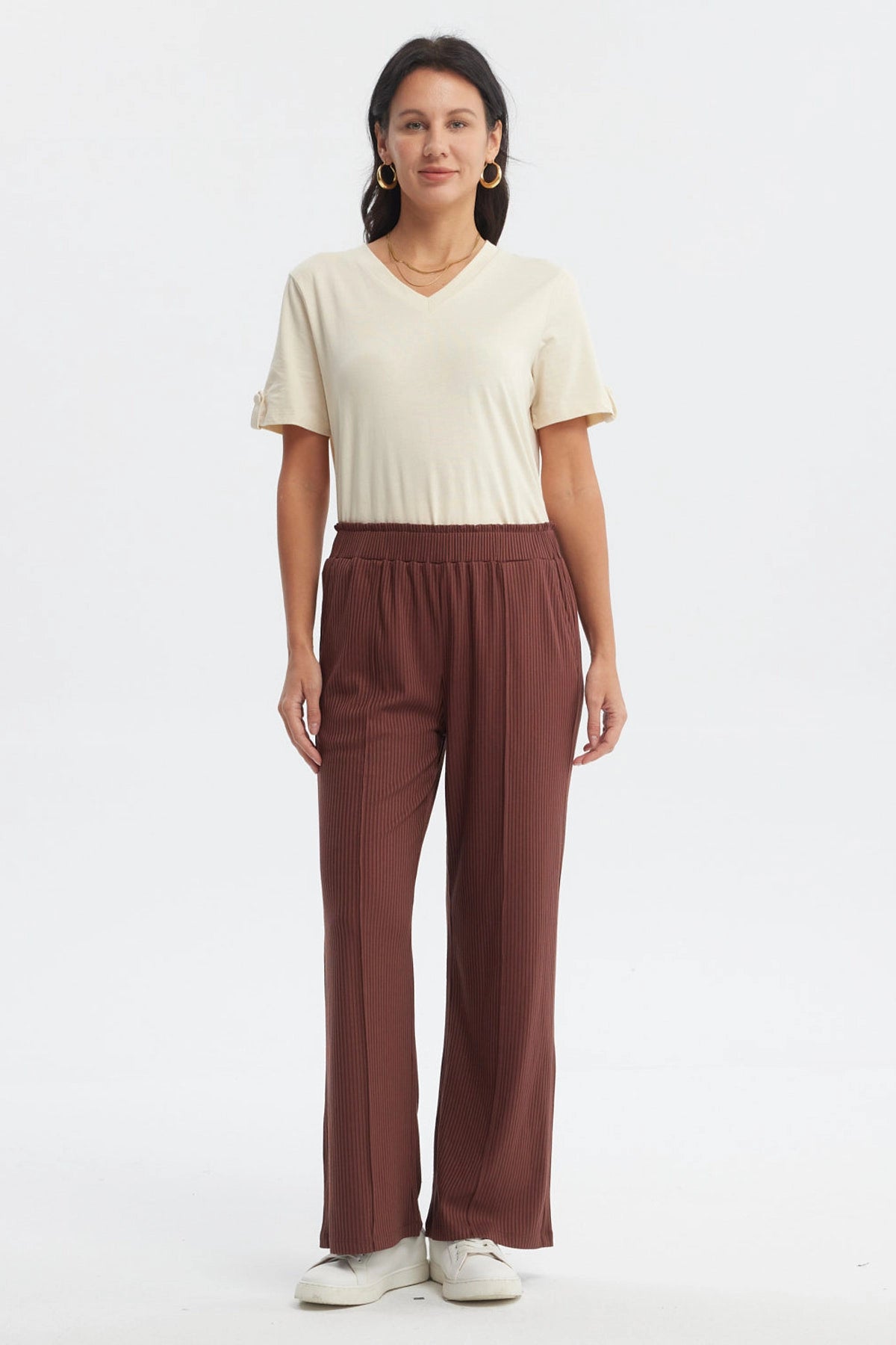 Pantalón buzo mujer café con costura delantera y textura acanalada lisa estilo casual relajado