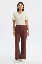 Pantalón buzo mujer café con costura delantera y textura acanalada lisa estilo casual relajado