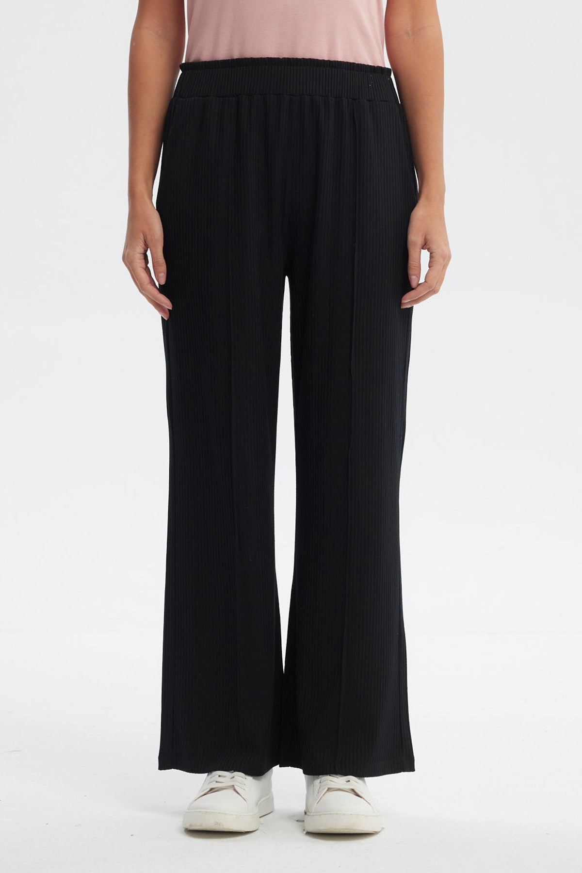 Pantalón buzo negro para mujer con costura delantera visible sin estampa diseño liso y cómodo ajuste