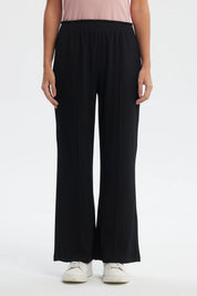 Pantalón buzo negro para mujer con costura delantera visible sin estampa diseño liso y cómodo ajuste