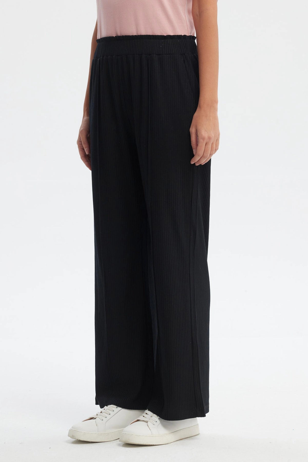 Pantalón buzo negro para mujer con costura delantera visible sin estampa diseño liso y cómodo ajuste