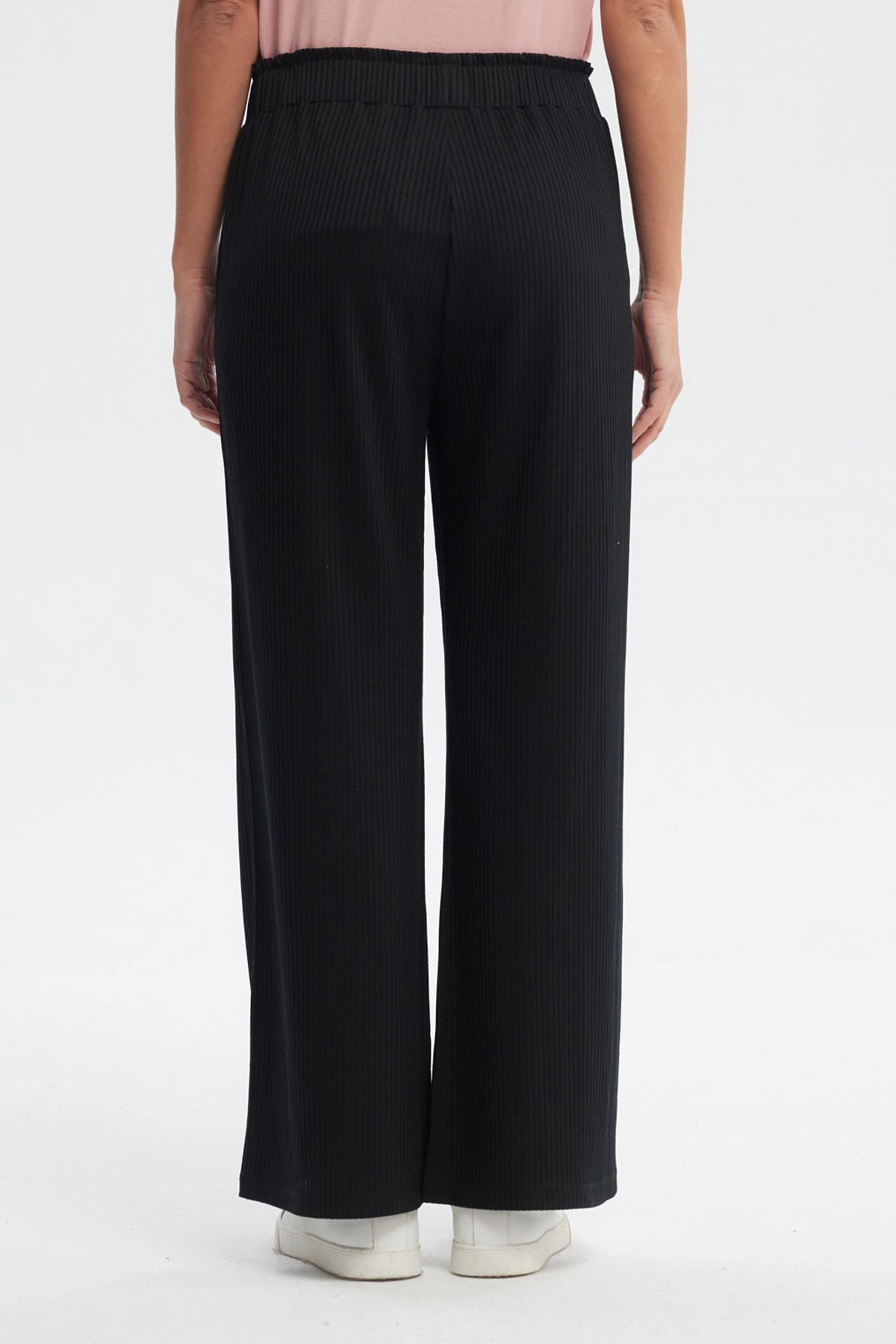 Pantalón buzo negro para mujer con costura delantera visible sin estampa diseño liso y cómodo ajuste