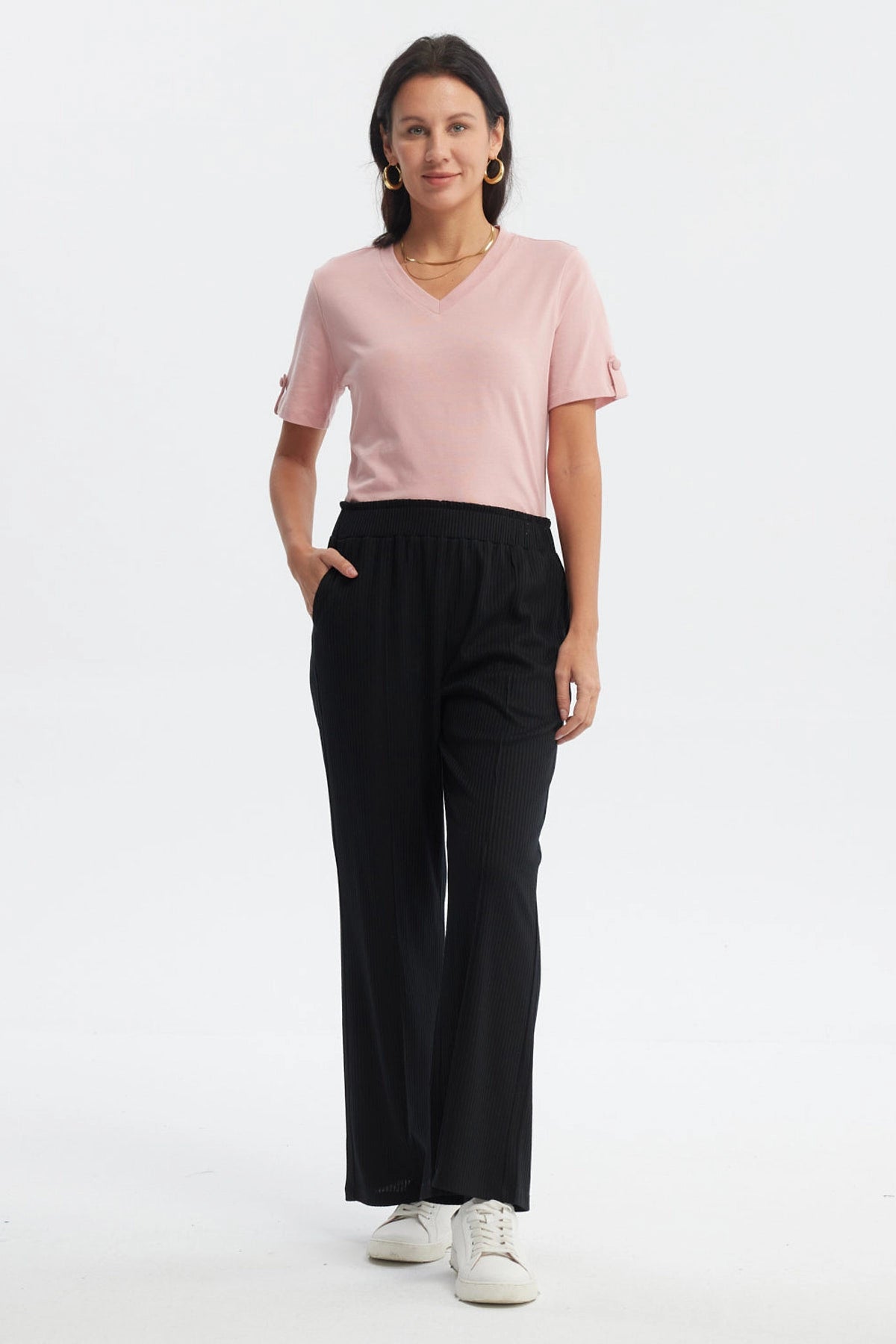 Pantalón buzo negro para mujer con costura delantera visible sin estampa diseño liso y cómodo ajuste