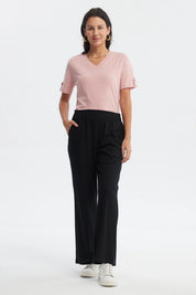 Pantalón buzo negro para mujer con costura delantera visible sin estampa diseño liso y cómodo ajuste
