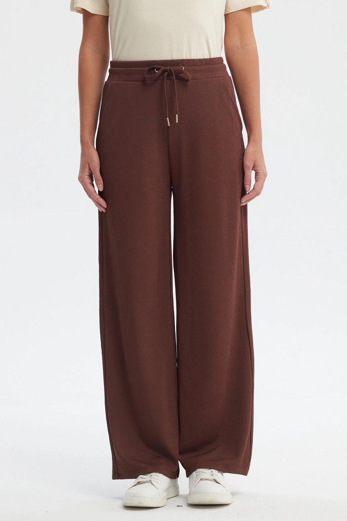 Pantalón buzo café mujer con detalles de ojetillos en la cintura sin estampa diseño liso ajuste cómodo y relajado