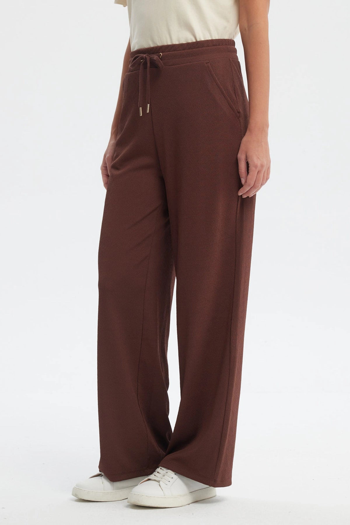 Pantalón buzo café mujer con detalles de ojetillos en la cintura sin estampa diseño liso ajuste cómodo y relajado