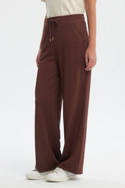 Pantalón buzo café mujer con detalles de ojetillos en la cintura sin estampa diseño liso ajuste cómodo y relajado