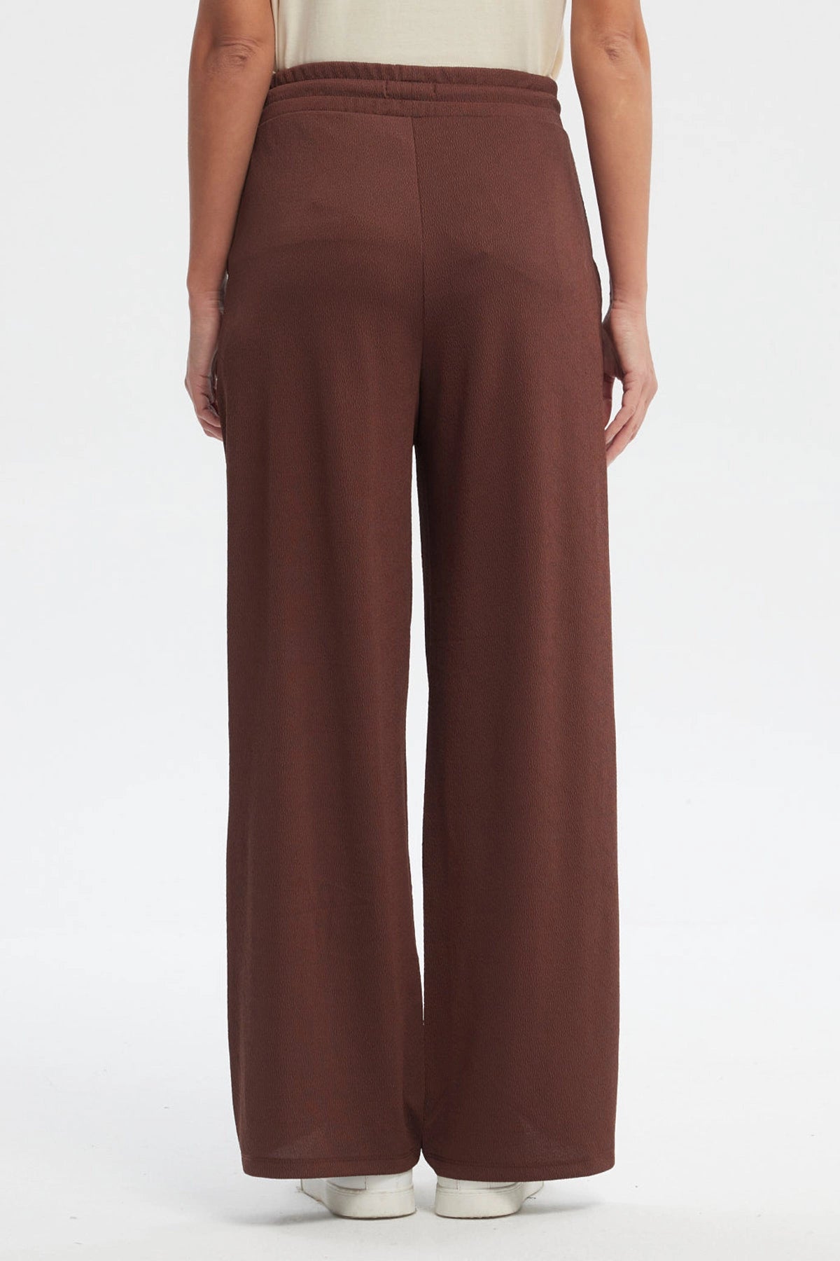 Pantalón buzo café mujer con detalles de ojetillos en la cintura sin estampa diseño liso ajuste cómodo y relajado