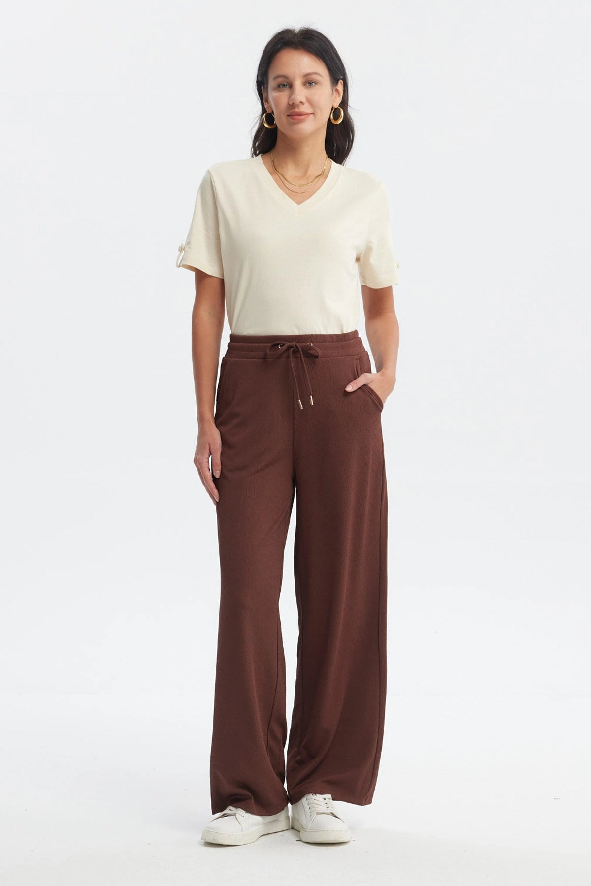 Pantalón buzo café mujer con detalles de ojetillos en la cintura sin estampa diseño liso ajuste cómodo y relajado