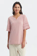 Polera mujer palo rosa de textura suave con mangas cortas y cuello en V sin estampa lisa