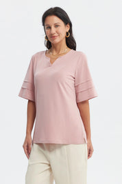 Polera mujer palo rosa de textura suave con mangas cortas y cuello en V sin estampa lisa
