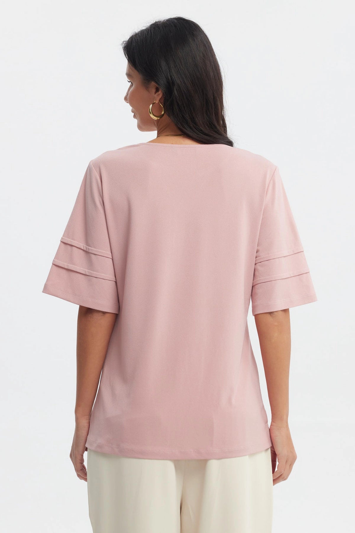 Polera mujer palo rosa de textura suave con mangas cortas y cuello en V sin estampa lisa