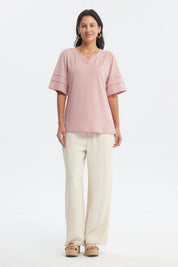 Polera mujer palo rosa de textura suave con mangas cortas y cuello en V sin estampa lisa