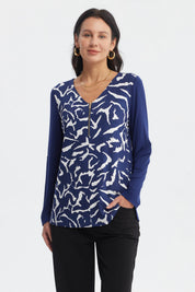 Polera azul oscuro con cierre al frente y diseño abstracto blanco en el pecho estilo casual sin estampa adicional