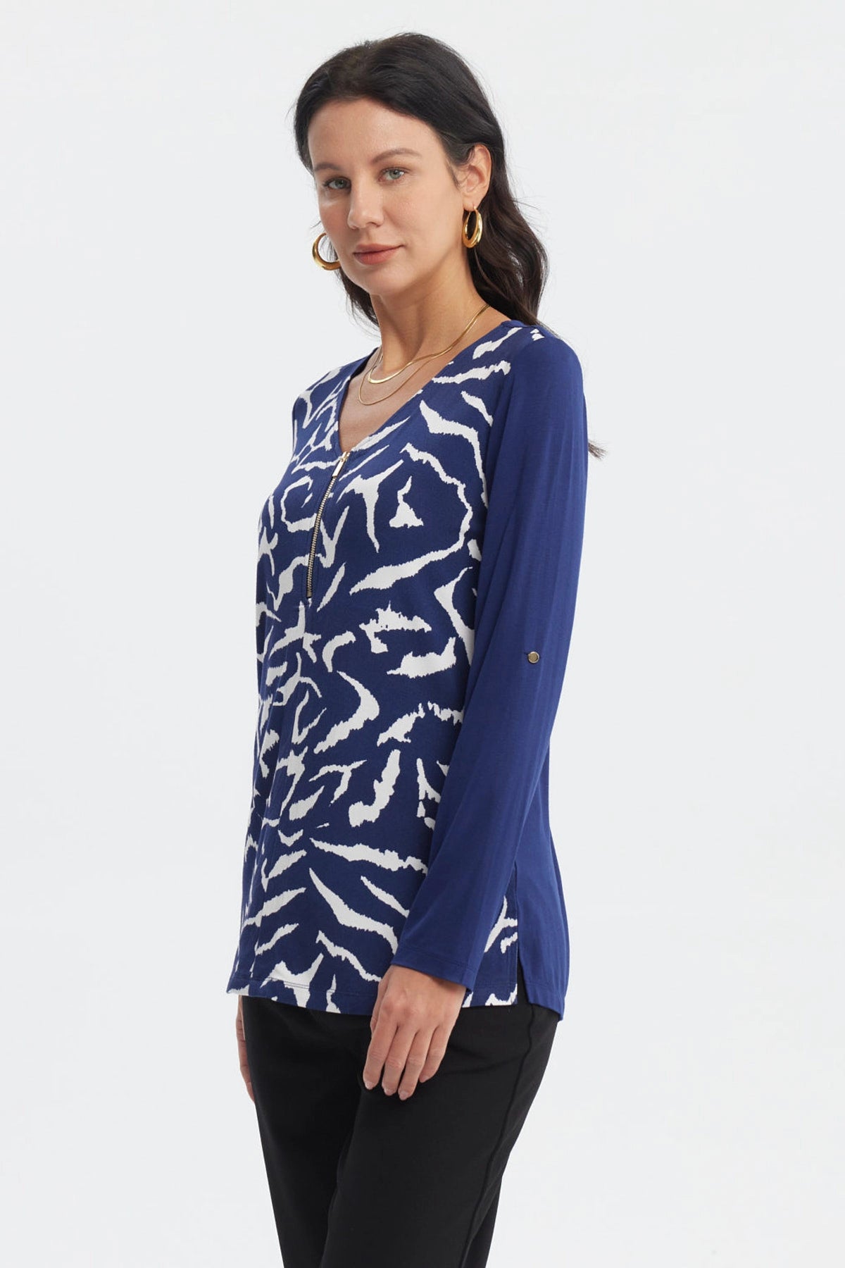 Polera azul oscuro con cierre al frente y diseño abstracto blanco en el pecho estilo casual sin estampa adicional