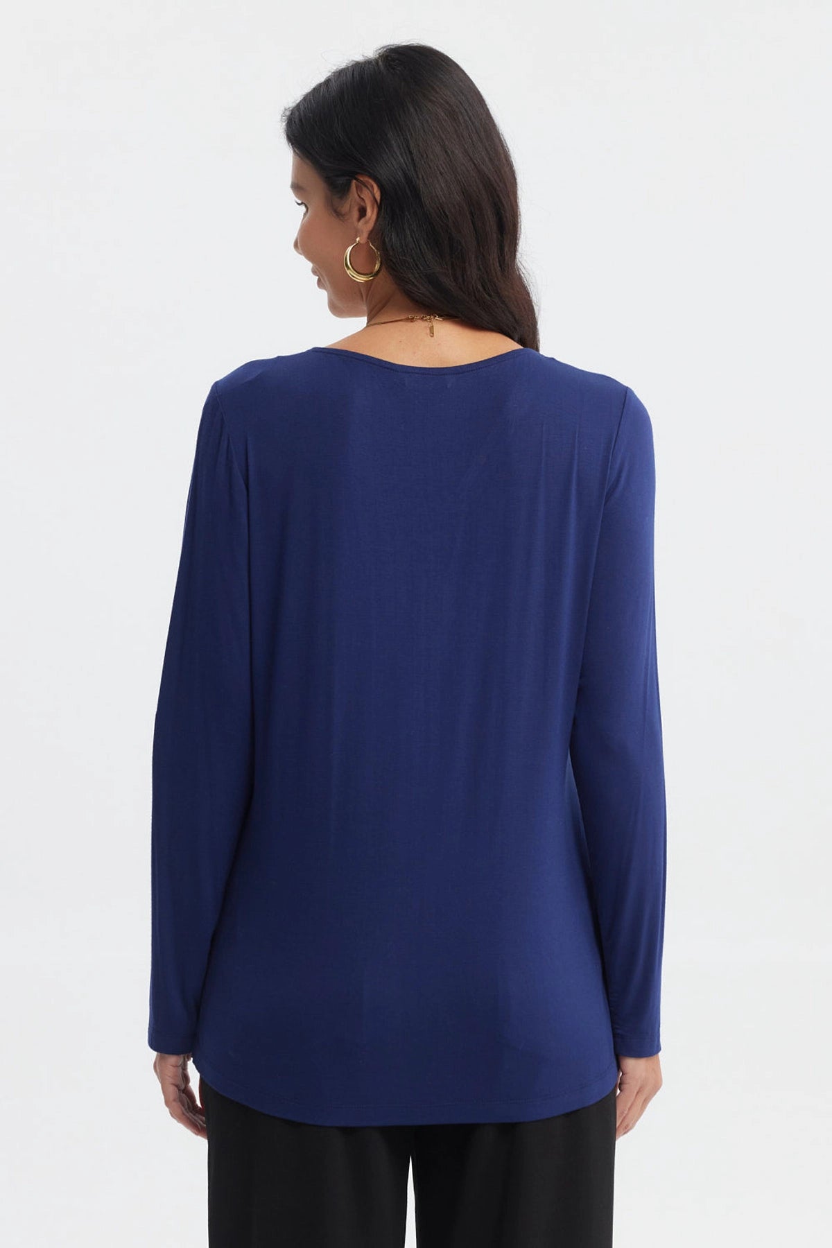 Polera azul oscuro con cierre al frente y diseño abstracto blanco en el pecho estilo casual sin estampa adicional