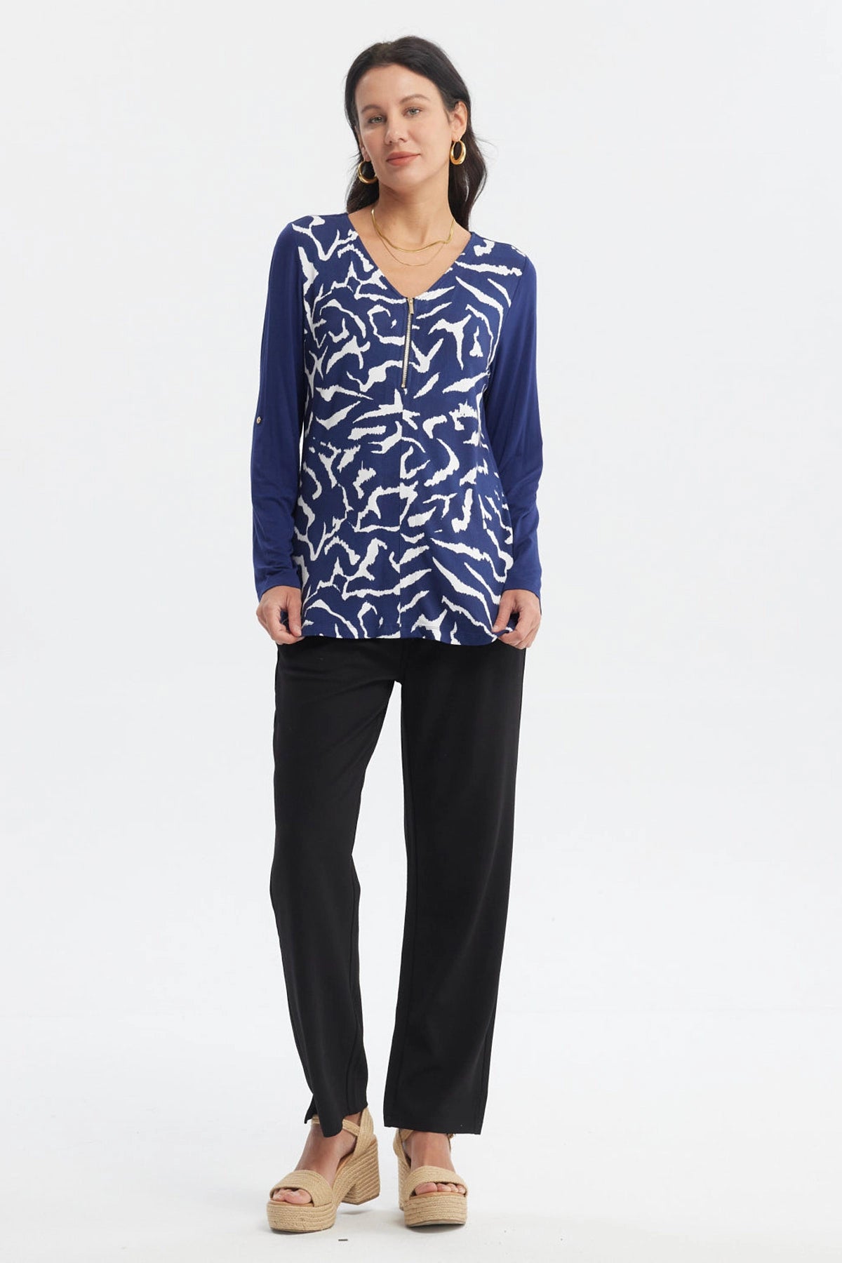 Polera azul oscuro con cierre al frente y diseño abstracto blanco en el pecho estilo casual sin estampa adicional