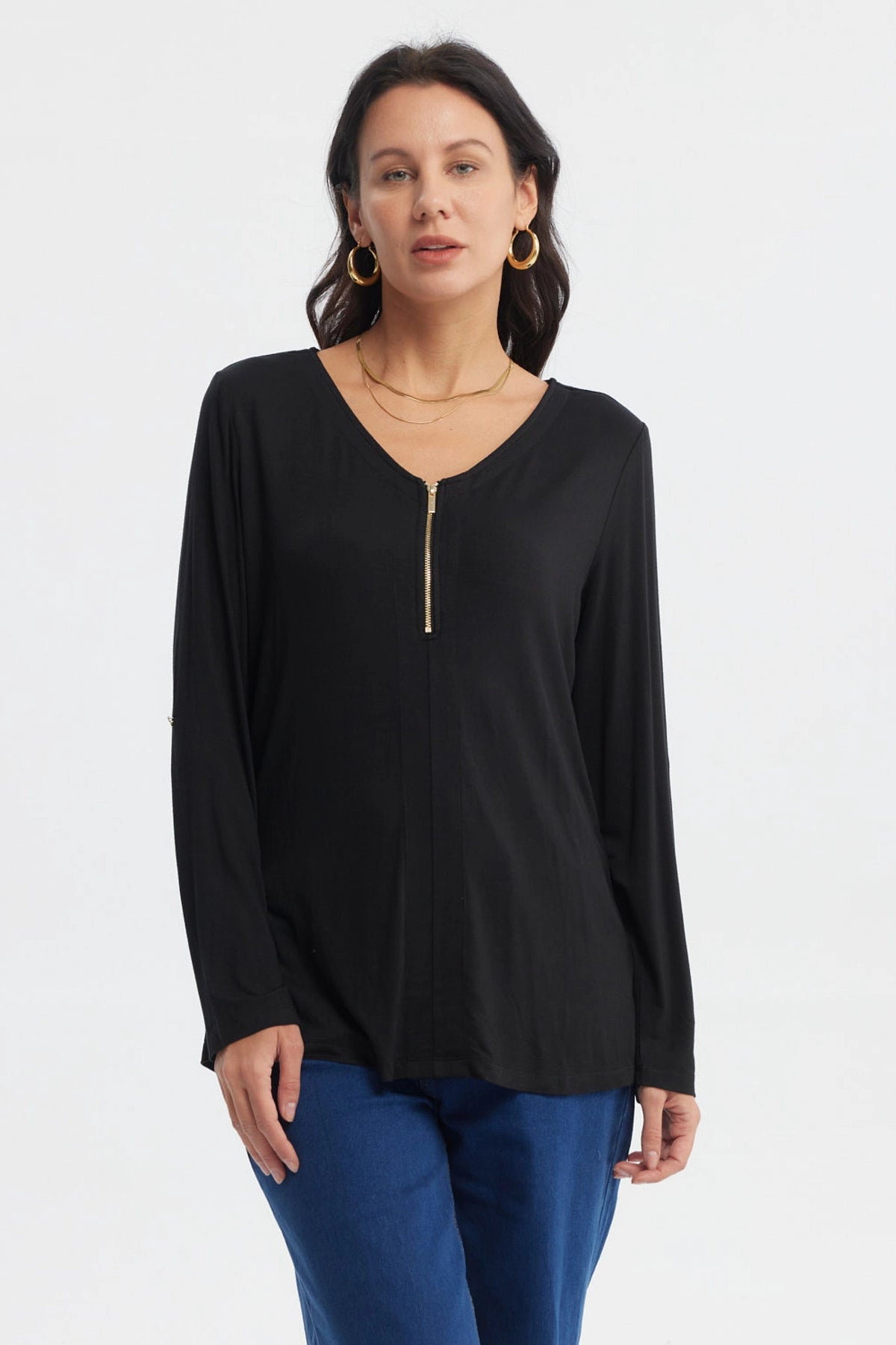 Polera negra de mujer con cierre dorado en el pecho estilo casual y cuello en V prenda lisa sin estampado