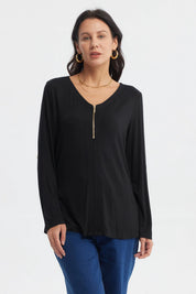 Polera negra de mujer con cierre dorado en el pecho estilo casual y cuello en V prenda lisa sin estampado