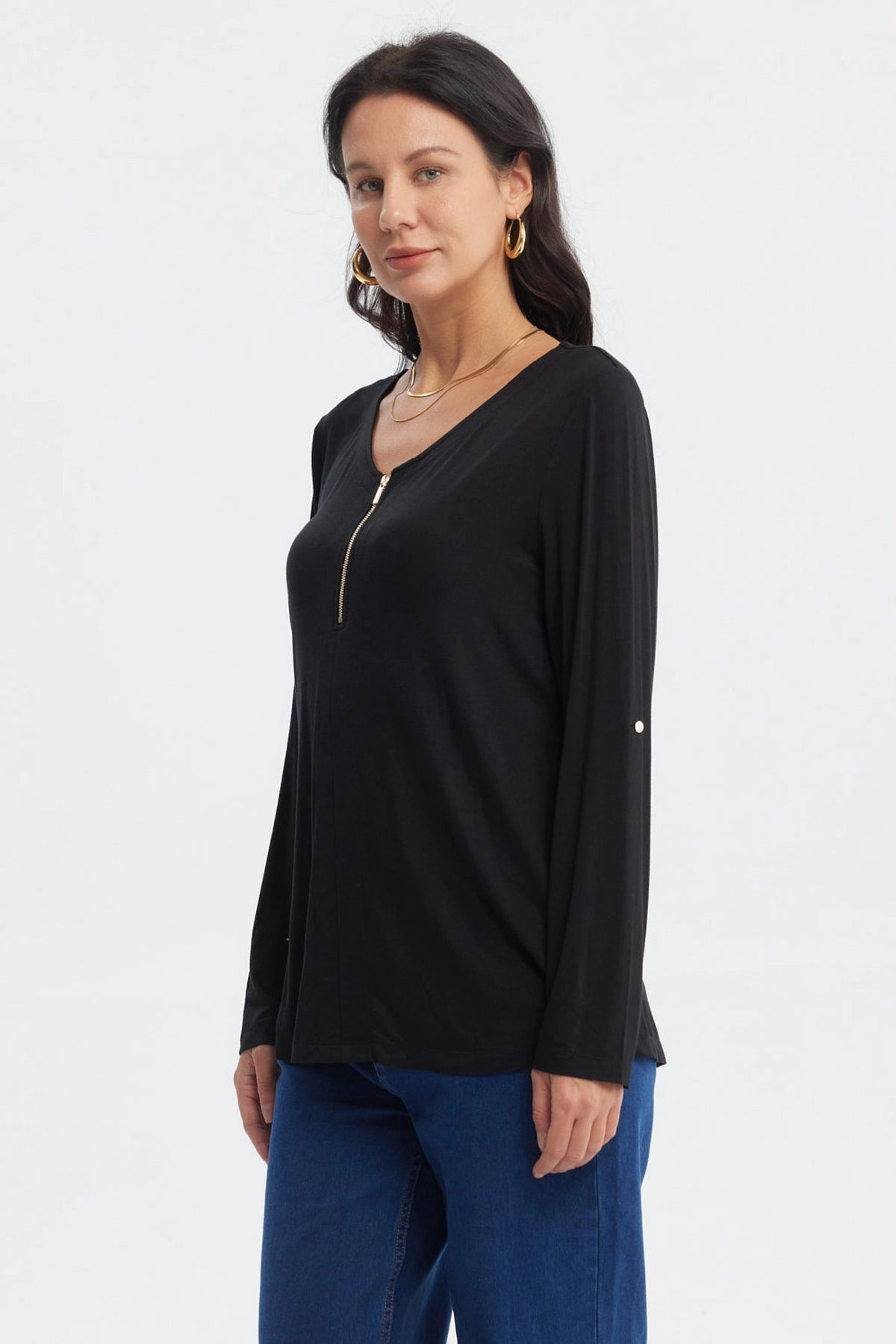 Polera negra de mujer con cierre dorado en el pecho estilo casual y cuello en V prenda lisa sin estampado