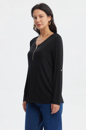 Polera negra de mujer con cierre dorado en el pecho estilo casual y cuello en V prenda lisa sin estampado
