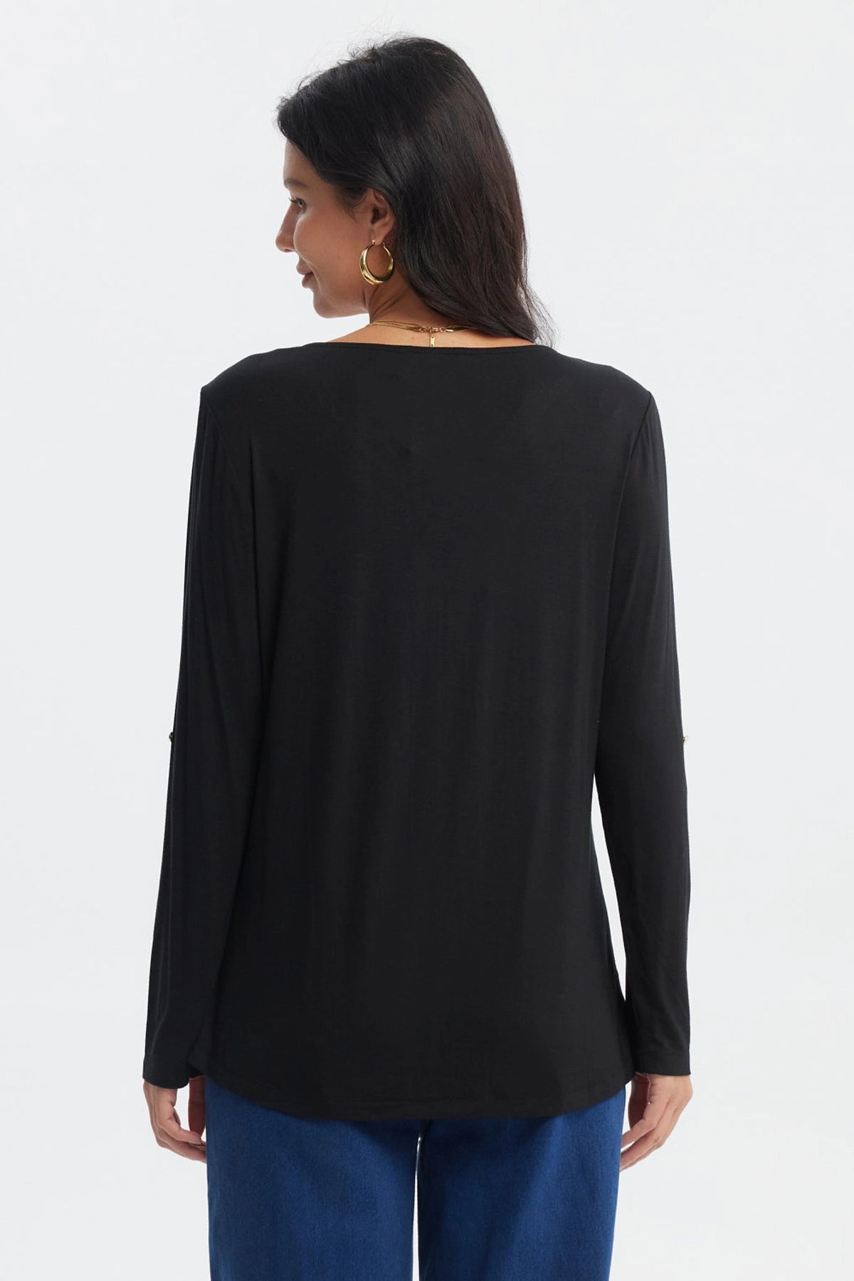 Polera negra de mujer con cierre dorado en el pecho estilo casual y cuello en V prenda lisa sin estampado