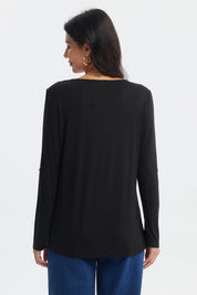 Polera negra de mujer con cierre dorado en el pecho estilo casual y cuello en V prenda lisa sin estampado