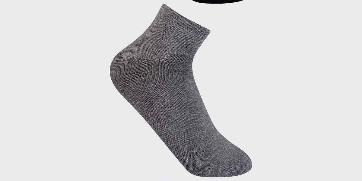 Calceta deportiva hombre tripack en gris negro y blanco sin estampados visibles