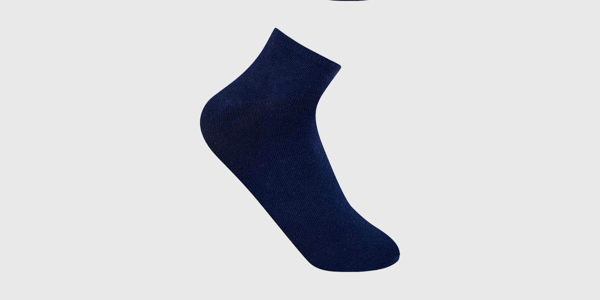 Calceta deportiva azul marino para hombre tripack con diseño sencillo y corte bajo